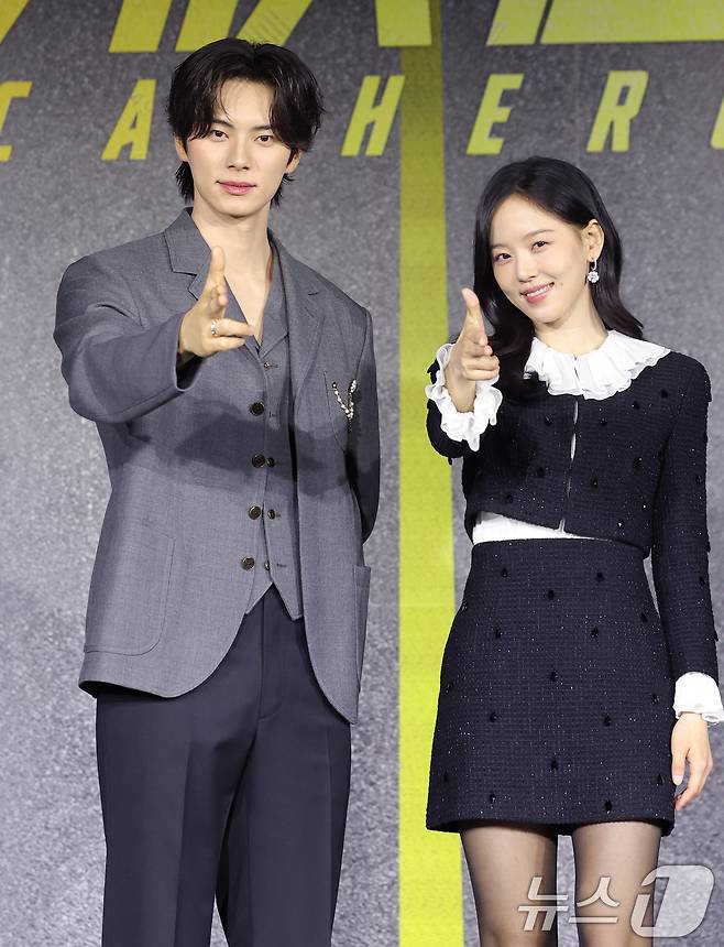 배우 이채민과 강한나(오른쪽)가 22일 서울 강남구 웨스틴 서울 파르나스에서 열린 넷플릭스 시리즈 '캐셔로' 제작발표회에 참석해 포즈를 취하고 있다. '캐셔로'는 결혼자금, 집값에 허덕이는 월급쟁이 '상웅'이 손에 쥔 돈만큼 힘이 강해지는 능력을 얻게 되며, 생활비와 초능력 사이에서 흔들리는 생활밀착형 내돈내힘 히어로물이다. 2025.12.22/뉴스1 ⓒ News1 권현진 기자