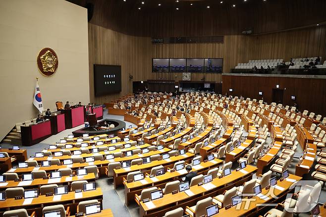 22일 서울 여의도 국회에서 열린 제430회국회(임시회) 제2차 본회의에서 장동혁 국민의힘 대표가 12·3 윤석열 비상계엄 등에 대한 전담재판부 설치 및 제보자 보호 등에 관한 특별법안(대안)에 대한 무제한토론(필리버스터)을 하고 있다. 2025.12.22/뉴스1 ⓒ News1 이승배 기자