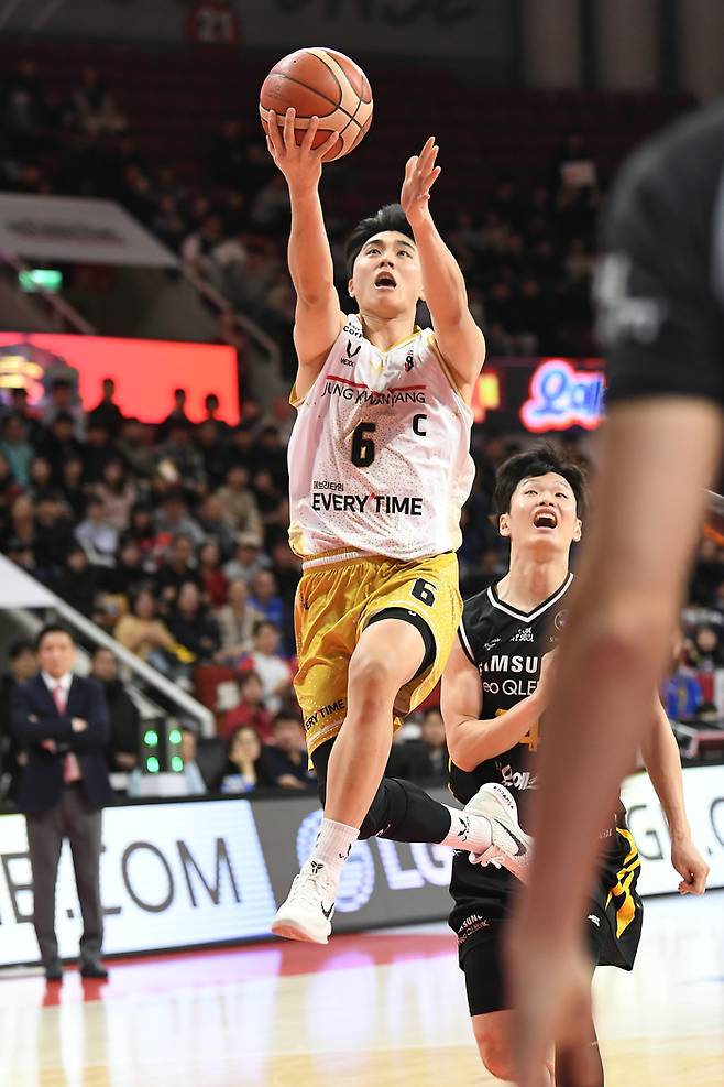 정관장 박지훈이 22일 안양정관장아레나에서 열린 2025~2026 LG전자 프로농구 삼성과경기에서 레이업슛을 넣고 있다. 사진 | KBL