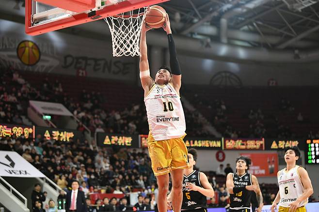 정관장 렌즈 아반도가 22일 안양정관장아레나에서 열린 2025~2026 LG전자 프로농구 삼성과경기에서 덩크를 꽂고 있다. 사진 | KBL