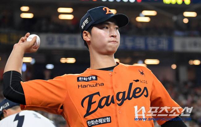 14일 대전 한화생명볼파크에서 열린 한화 이글스와 키움 히어로즈의 경기. 한화 엄상백이 몸을 풀고 있다. 대전=박재만 기자 pjm@sportschosun.com/2025.09.14/