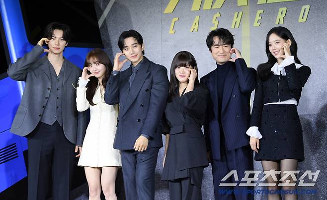 넷플릭스 '캐셔로' 제작발표회가 22일 서울 강남구 삼성동 그랜드 인터컨티넨탈 서울 파르나스 열렸다. 이채민, 김혜준, 이준호, 김향기, 김병철, 강한나가 포토타임을 갖고 있다. 삼성동=박재만 기자pjm@sportschosun.com/2025.12.22/