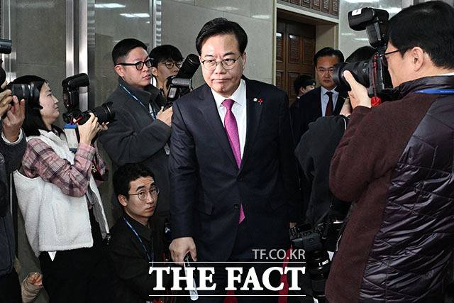 송언석 국민의힘 원내대표가 22일 오전 서울 여의도 국회에서 본회의 개의 직전 국회의장실을 방문한 뒤 이동하고 있다. /국회=남용희 기자