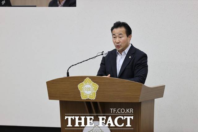 윤명수 당진시의원은 19일 5분 자유발언을 통해 "노동복지기금 조성이 필요하다"고 주장했다. /당진시의회