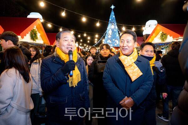 광화문 마켓에서 길기연 대표이사가 오세훈 서울시장에게 행사를 소개하고 있다./사진=서울관광재단