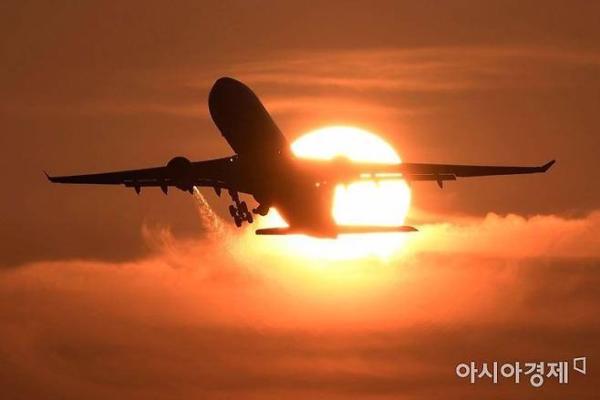 2026년의 기술 생태계는 이전과 전혀 다른 질서가 빠르게 자리 잡고 있다. 생성형 인공지능(AI)이 촉발한 변화가 산업과 연구 현장, 도시 운영과 안보 영역까지 깊숙이 스며들었다. 그 결과 기술이 성숙할 시간을 기다려주던 시대는 끝났고, 적응하지 못한 기술은 소리 없이 뒤로 밀려난다. 일출과 함께 비행기가 이륙하고 있다. 아시아경제DB