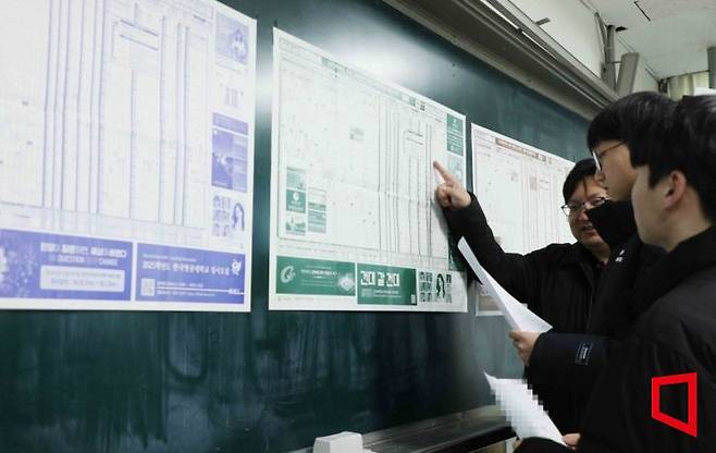 서울 소재 한 고등학교에서 학생들이 성적표를 받은 뒤 담임선생님과 대입 참고표를 보며 상의를 하고 있다. 아시아경제DB