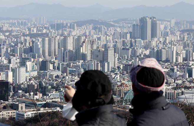 서울 중구 남산에서 바라본 서울 도심 아파트 단지 모습. /뉴스1