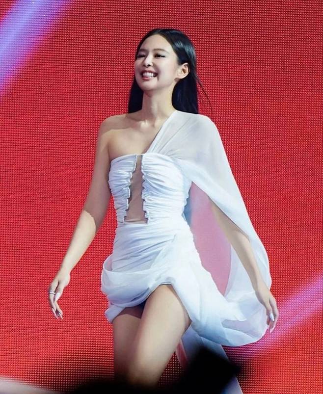 제니가 상을 받기 위해 무대에 오르고 있다. /뉴시스