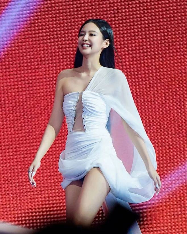 수상의 순간 제니. 인스타그램 @leje.official