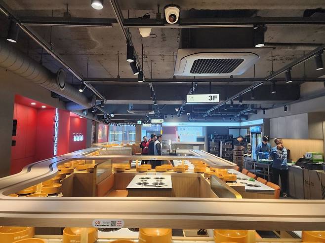 회전 초밥처럼 레일 위를 도는 재료를 골라 담아 1인용 훠궈를 무한리필로 즐길 수 있는 용가훠궈. 사진 네이버지도 용가훠궈 업체 등록 사진