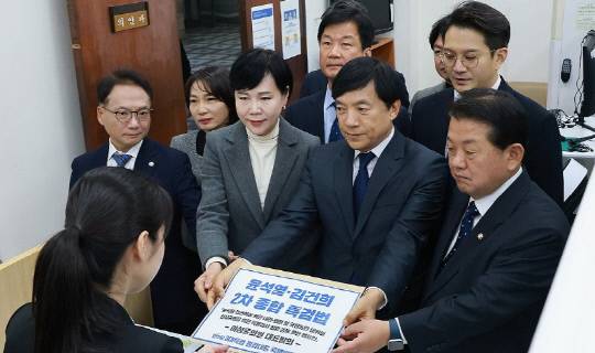 이성윤 더불어민주당 의원 등이 22일 국회 의안과에 윤석열·김건희 2차 종합특검법안을 제출하고 있다. 연합뉴스.