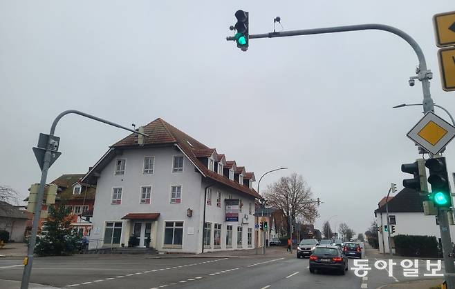 독일 바이에른주 에센바흐의 교차로에 설치된 ‘미래의 신호등’. 보행자와 차량, 자전거 등의 이동 속도와 영상을 실시간으로 분석해 소방차가 멈추지 않고 달릴 수 있도록 신호를 제어한다. 에센바흐=권구용 기자 9dragon@donga.com