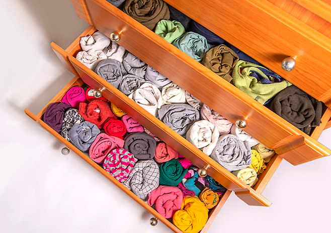 서랍은 집먼지진드기가 번식하기 가장 좋은 위생 사각지대로 정기적인 관리가 필수다. 전문가들은 서랍을 완전히 비워 먼지를 제거하고 보호 시트를 활용해 해충 서식을 차단할 것을 권고한다. 사진=게티이미지뱅크.