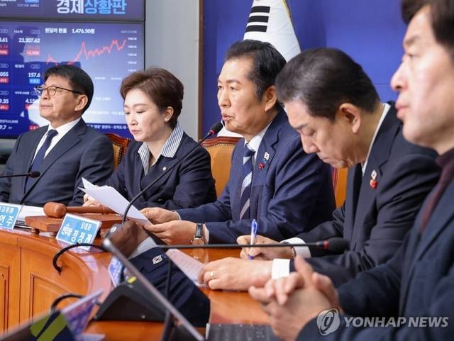 정청래(가운데) 더불어민주당 대표가 22일 서울 여의도 국회에서 열린 최고위원회의에서 발언하고 있다. [연합뉴스]