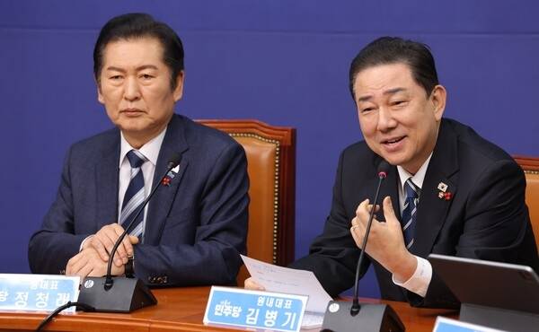 더불어민주당 김병기 원내대표가 22일 서울 여의도 국회에서 열린 최고위원회의에서 발언하고 있다. 왼쪽은 정청래 대표. [연합뉴스]