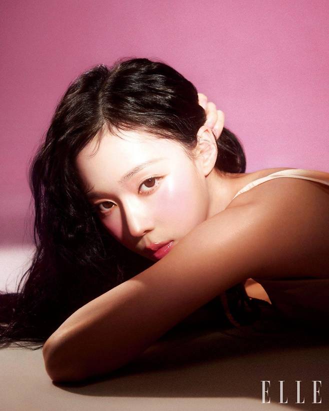 여릿한 피치 컬러의 톱은 Fumika Uchida.