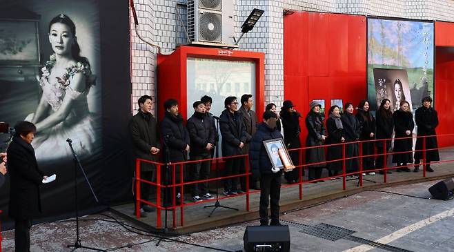 지난 21일 오전 서울 대학로 옛 정미소극장 앞에서 열린 배우 윤석화 노제에서 최정원 등 후배 배우들이 고인의 애창곡 '꽃밭에서'를 부르고 있다. 정미소극장은 고인이 생전에 활동했던 공간으로 고인의 예술적 발자취와 기억이 남아있는 장소다. /사진=뉴시스