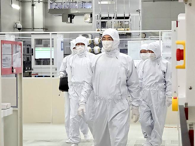 이재용 삼성전자 회장이 22일 삼성전자 기흥캠퍼스 내 첨단 복합 반도체 연구개발(R&D) 센터인 NRD-K 클린룸 시설을 살펴보고 있다. 삼성전자 제공