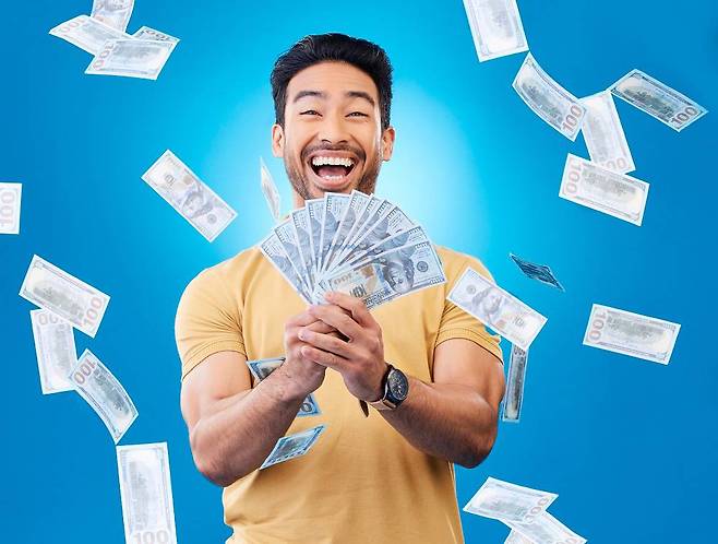 돈을 들고있는 사람 / 사진: 엔바토엘리먼트