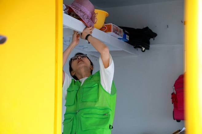 지난해 8월23일 서울시 용산구 동자동 쪽방 건물 ‘노란집’에서 김건희 여사가 도배 자원봉사를 하고 있다. 행복나눔봉사회 블로그 갈무리