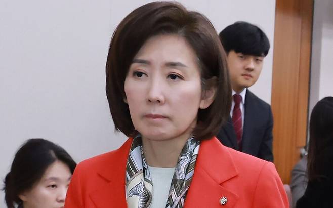 지난 18일 국회 법제사법위원회 전체회의에서 나경원 국민의힘 의원이 방송미디어통신위원회 설치법·방송법·정보통신망법 개정안 의결을 앞두고 퇴장하고 있다. 연합뉴스