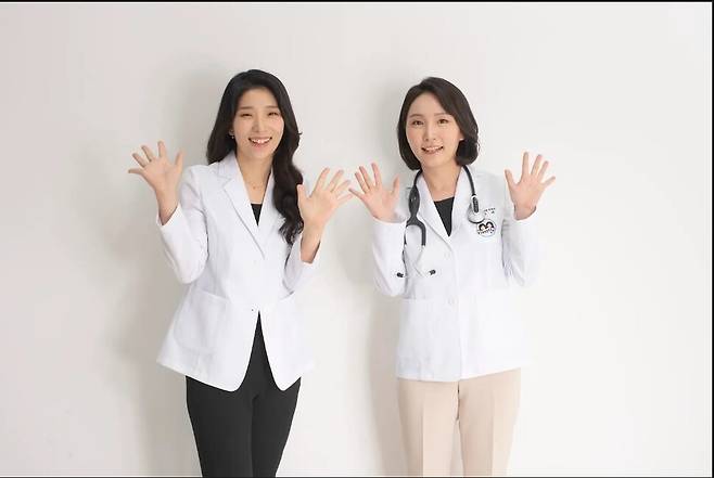 박소영(왼쪽)·손수예 전문의는 “아이에게 진짜 필요한 부모는 로봇처럼 완벽한 사람이 아니다. 서툴러도 아이 눈높이에서 함께 웃어줄 수 있는 따뜻한 품을 가진 부모면 충분하다”고 말한다. 허밍버드 출판사 제공