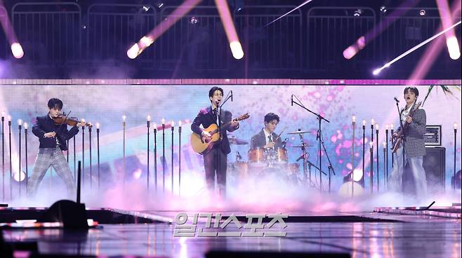 ‘2025 코리아 그랜드 뮤직 어워즈 with iM뱅크’(2025 KGMA) 둘째날 뮤직데이가 15일 오후 인천 영종도 인스파이어 아레나에서 펼쳐졌다. 밴드 루시가 공연을 펼치고 있다.  영종도(인천)=KGMA특별취재단/2025.11.15./