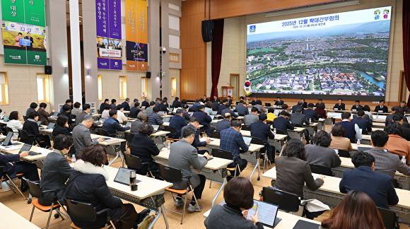 22일 주낙영 경주시장이 '2025년 12월 확대간부회의'를 주재하며 2025년 시정 성과를 점검하고 2026년 시정 운영 방향을 제시하고 있다. [사진=경주시청]