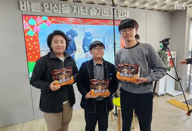 (왼쪽부터) 박성경 학생자치회 담당교사, 오민혁, 김현수 학생