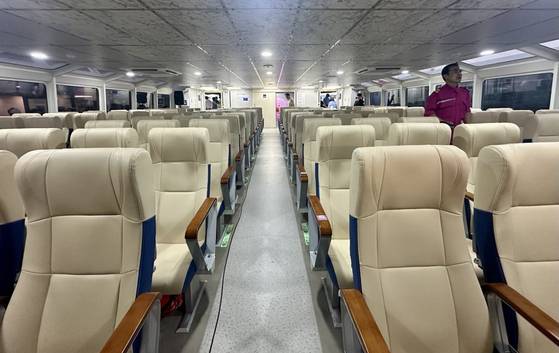 한강버스 실내에 배치되어 있는 좌석. 버스보다 넓고 쾌적하다. 문희철 기자