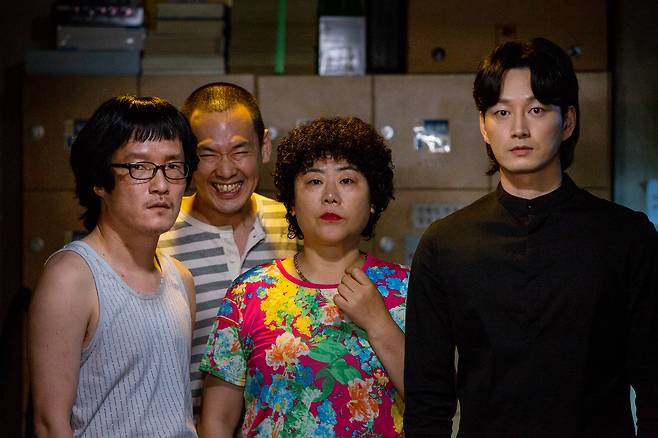 OCN 시리즈 '타인은 지옥이다'의 한 장면. 동명의 웹툰을 바탕으로 제작한 이 드라마는 낯선 고시원에 들어간 청년이 '이웃'이라는 이름으로 가장 가까이 존재하는 타인들에게서 공포와 광기를 느끼게 되는 이야기다. 사진 OCN