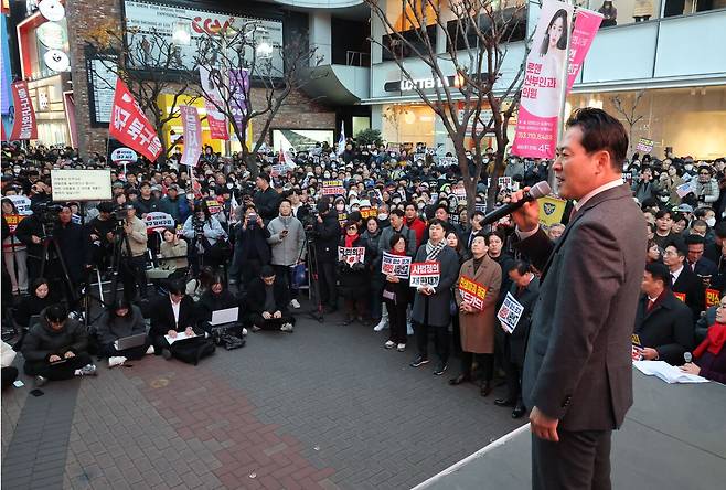 장동혁 국민의힘 대표가 11월 28일 대구 중구 동성로에서 열린 민생회복 법치수호 국민대회에서 발언하고 있다. [연합뉴스]