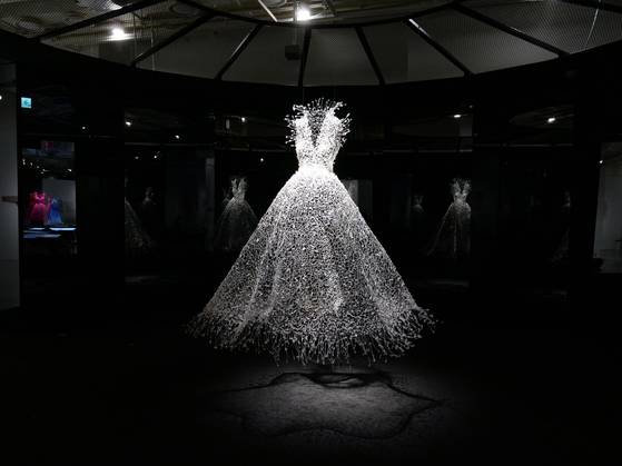 서울공예박물관이 한국 패션아트의 선구자 금기숙 작가의 주요 작품 기증을 계기로 특별전 'Dancing, Dreaming, Enlightening'을 내년 3월15일까지 연다. 금 작가는 초기 패션아트 실험작부터 대표적인 와이어 드레스와 한복 조형 작품은 물론 최근의 업사이클링 작업 등 55건 56점(총 13억 1천만 원 상당)의 작품과 395점의 아카이브 자료를 기증했다. 사진 서울공예박물관