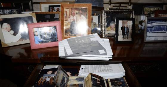 미국 법무부가 21일(현지시간) 재공개한 엡스타인 관련 파일 속 사진. 왼쪽 하단 서랍 사진에 젊은 시절 트럼프 대통령과 엡스타인의 옛 연인이자 공범 길레인 맥스웰 등의 모습이 담겨 있다. 미 법무부 공개 파일 캡처=연합뉴스