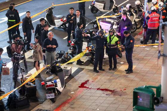 19일 대만 타이베이 중산역 인근 거리에서 발생한 칼부림 사건 현장에서 경찰이 시민들을 통제하고 있다. 로이터=연합뉴스