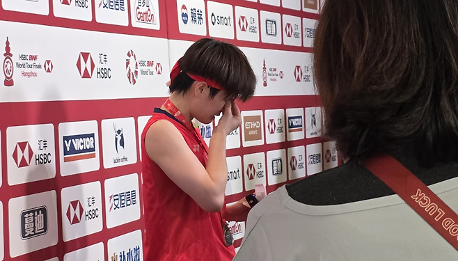 중국의 왕즈이는 안세영과의 올 시즌 마지막 맞대결에서 후회 없는 경기를 펼친 뒤 믹스트존에서 눈물을 흘렸습니다.