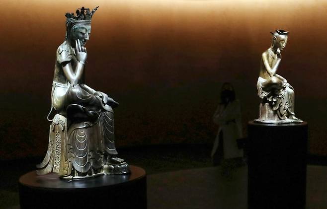 대표 소장품인 국보 반가사유상 두 점을 함께 전시하고 있는 상설전시관 2층 '사유의 방' / 사진. 뉴스1