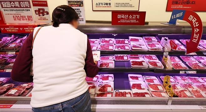 서울의 한 대형마트에서 시민이 미국산 소고기를 살펴보고 있다. 사진=연합뉴스