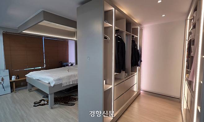 침대를 내리고 수납장을 이동하자 원룸이 침실과 옷방으로 나눠졌다. 최미랑 기자