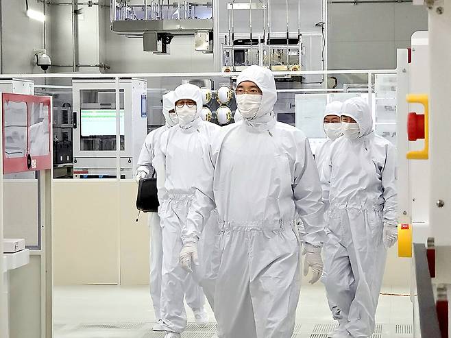 Samsung Electronics Chair Lee Jae-yong inspects the NRD-K semiconductor R&D cleanroom at the company’s Giheung campus on Monday. (Samsung Electronics)