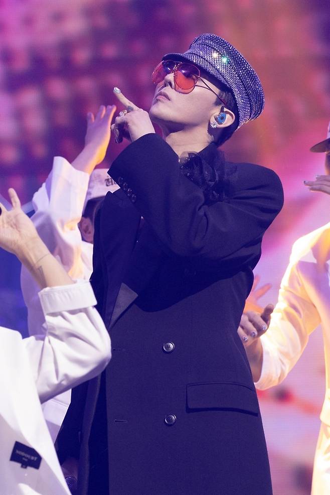 Singer G-Dragon performs at the Melon Music Awards held at the Gocheok Sky Dome in western Seoul on Dec. 20. [KAKAO ENTERTAINMENT]
