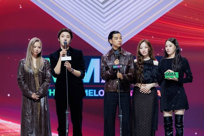Mixed-gender quintet Allday Project receives the Rookie of the Year award at the Melon Music Awards held at the Gocheok Sky Dome in western Seoul on Dec. 20. [KAKAO ENTERTAINMENT]