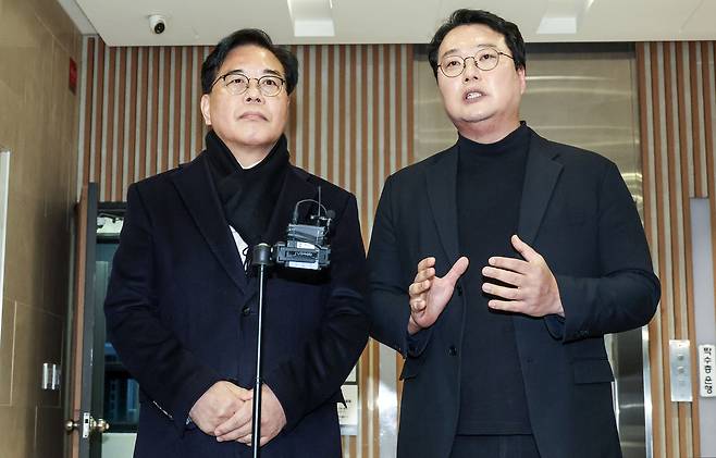 People Power Party floor leader Song Eon-seog, left, and Reform Party floor leader Chun Ha-ram speak to reporters after a luncheon meeting at a restaurant in Yeouido, western Seoul, on Dec. 21. [KIM SEONG-RYONG]