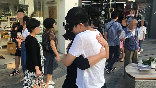 2019년 여름 서지연 부산시의회 의원이 부산 남포동 거리에서 프리허그 캠페인을 진행하고 있다. 서지연 의원 제공