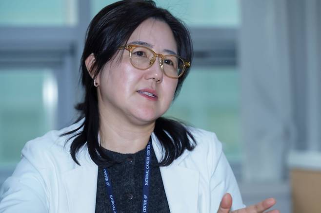 장윤정 국립암센터 중앙암생존자통합지지센터장이 10월24일 경기 고양시 국립암센터 진료실에서 쿠키뉴스와 인터뷰를 하고 있다. 유희태 기자