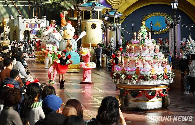 9일 서울 송파구 롯데월드에서 겨울 시즌 메인 공연인 ‘해피 크리스마스 퍼레이드’가 열려 출연자들이 행진하고 있다. 유희태 기자