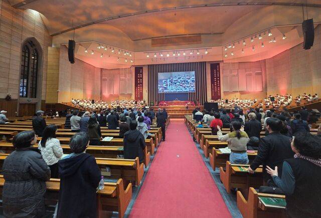 남북 성도들이 16일 서울 강남구 충현교회에서 찬양 예배를 드리고 있다.