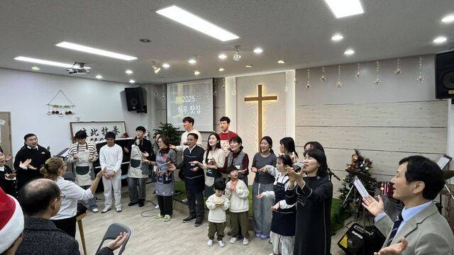 안산양무리교회 이주민 성탄 행사. 이날 긴 행사의 사진 촬영은 안양 늘사랑교회의 정병수 집사가 도왔다. 안산양무리교회 제공