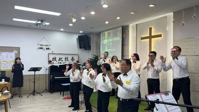 안산양무리교회 이주민 성탄 행사. 이날 긴 행사의 사진 촬영은 안양 늘사랑교회의 정병수 집사가 도왔다. 안산양무리교회 제공